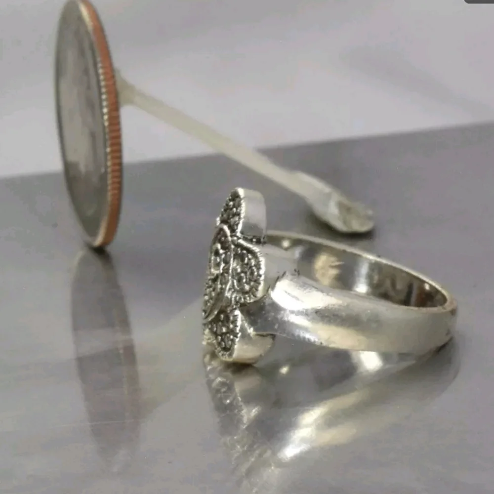 Vintage Sterling Unique detailed Ring size 7.5. E10